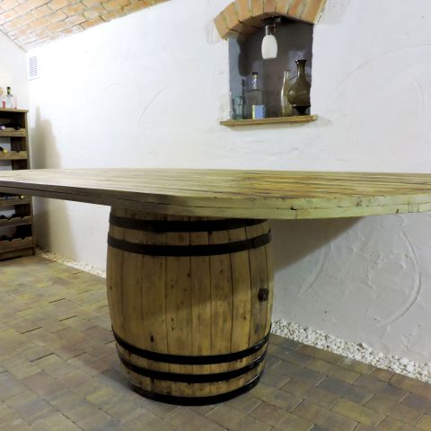 Masă cramă din butoi