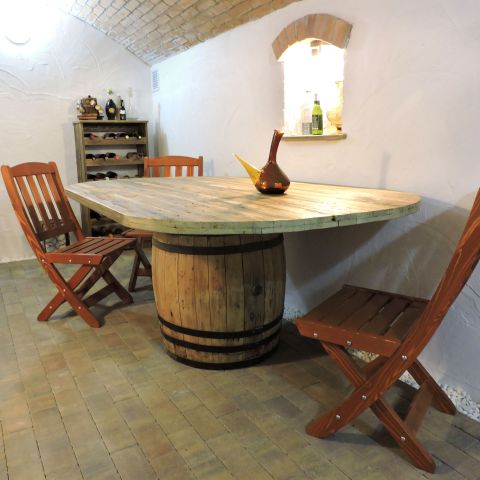 Masă cramă din butoi