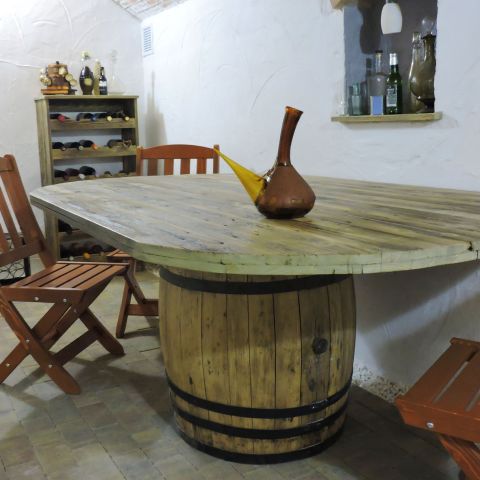 Masă cramă din butoi