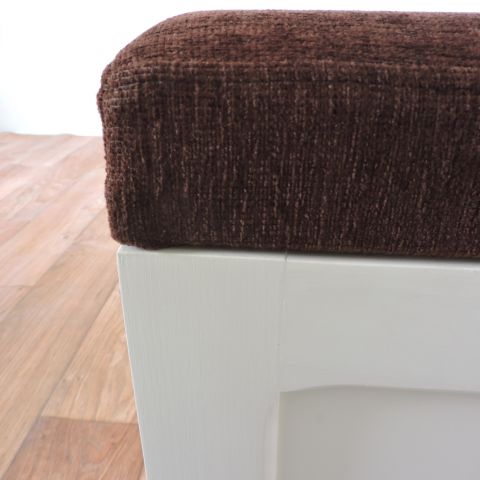 Banchetă mică cu spaţiu de depozitare