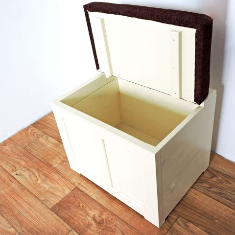 Banchetă mică cu spaţiu de depozitare