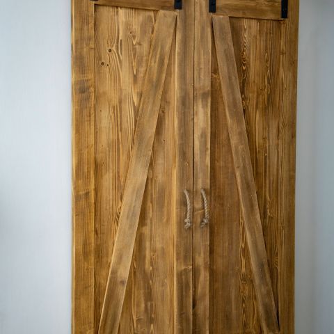 Uşă glisantă tip hambar dublă antichizat