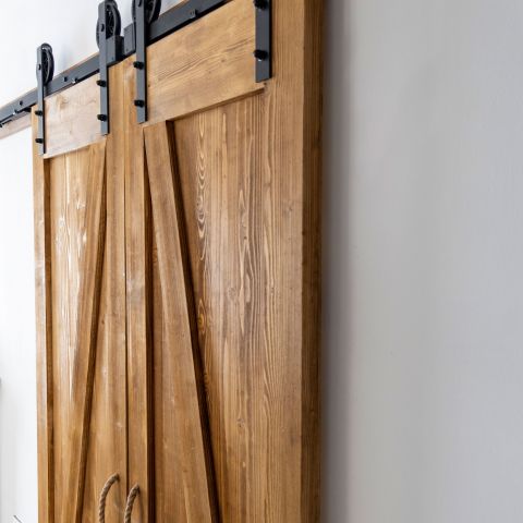 Uşă glisantă tip hambar dublă antichizat