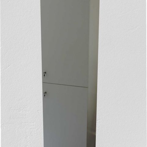 Dulap soldat cu rafturi