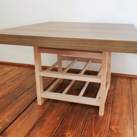 Măsuţă cu rastel pentru sticle