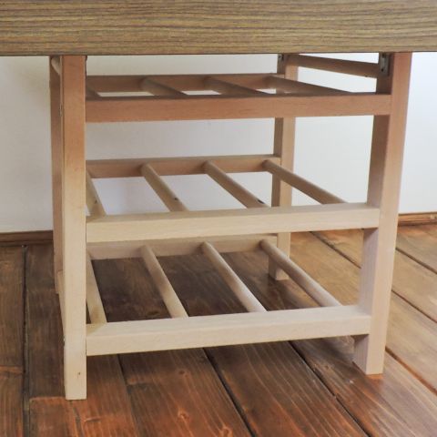 Măsuţă cu rastel pentru sticle