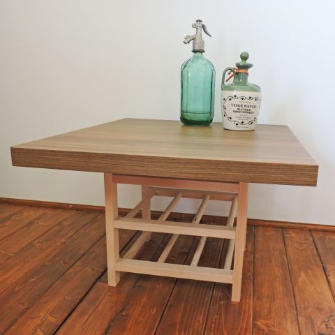 Măsuţă cu rastel pentru sticle