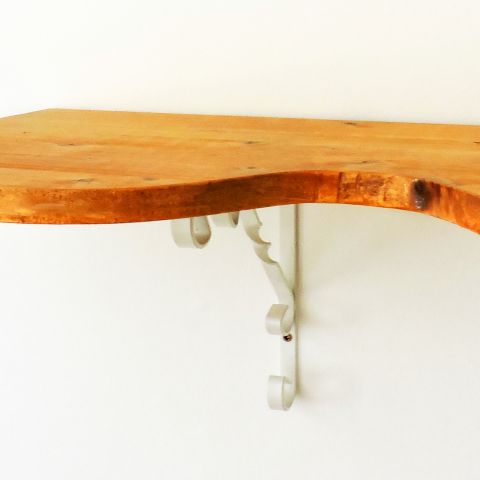 Poliţă decorativă cu o consoală