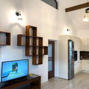 Raft de perete suspendat