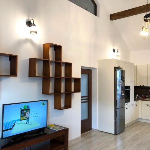 Raft de perete suspendat